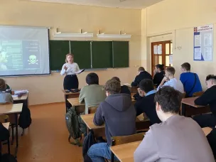 Сотрудники библиотеки рассказали молодым людям о разрушительном воздействии на здоровье вредных привычек